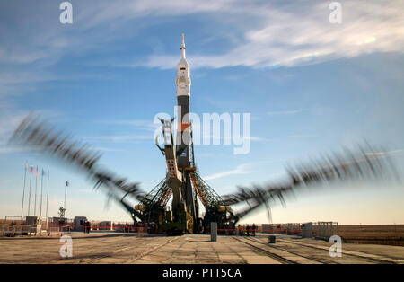 Baikonur, Kasachstan. 10. Oktober, 2018. Der Launch Pad gantry Arme senken sich die Vorbereitung der Sojus MS-10 Raumfahrzeug für Pre-launch am Kosmodrom Baikonur Oktober 9, 2018 in Baikonur, Kasachstan. Internationale Raumstation ISS Expedition 57 crew Nick Haag der NASA und Alexey Ovchinin von roskosmos sollen am 11. Oktober an den Start gehen und verbringen die nächsten sechs Monate Leben und Arbeiten an Bord der Internationalen Raumstation. Credit: Planetpix/Alamy leben Nachrichten Stockfoto