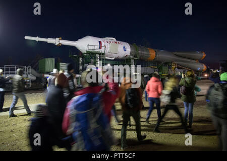 Baikonur, Kasachstan. 10. Oktober, 2018. Die Sojus MS-10 Raumschiff, mit dem Zug zur Startrampe gerollt in Vorbereitung für den Start auf dem Kosmodrom Baikonur Oktober 9, 2018 in Baikonur, Kasachstan. Internationale Raumstation ISS Expedition 57 crew Nick Haag der NASA und Alexey Ovchinin von roskosmos sollen am 11. Oktober an den Start gehen und verbringen die nächsten sechs Monate Leben und Arbeiten an Bord der Internationalen Raumstation. Credit: Planetpix/Alamy leben Nachrichten Stockfoto