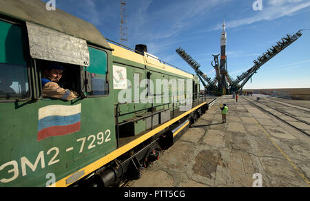 Baikonur, Kasachstan. 10. Oktober, 2018. Die Sojus MS-10 Raumschiff ist in Position für Pre-launch, als der Zug zieht sich zurück, am Kosmodrom Baikonur Oktober 9, in Baikonur, Kasachstan 2018. Internationale Raumstation ISS Expedition 57 crew Nick Haag der NASA und Alexey Ovchinin von roskosmos sollen am 11. Oktober an den Start gehen und verbringen die nächsten sechs Monate Leben und Arbeiten an Bord der Internationalen Raumstation. Credit: Planetpix/Alamy leben Nachrichten Stockfoto