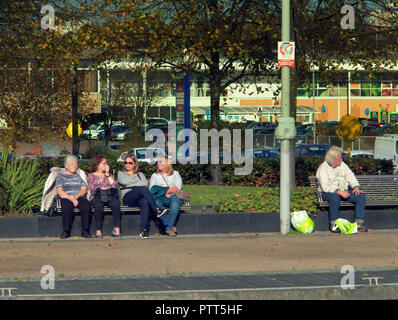 Glasgow, Schottland, Großbritannien, 10. Oktober, 2018. UK Wetter: Wetter Sommer erschien vor dem Sturm als Einheimische und Radfahrer nahm der Forth-and-Clyde-Kanal Leinpfad in der Nähe von Clydebank die hohen Temperaturen zu genießen. Credit: Gerard Fähre / alamy Leben Nachrichten Stockfoto