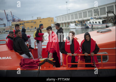Malaga, Malaga, Spanien. 10 Okt, 2018. Migrantinnen und Migranten sind auf einem rettungsboot gesehen, da Sie an Bord bei Ihrer Ankunft am Hafen von Malaga. Spaniens Maritime Rescue Service 44 maghrebinischen Migrantinnen gerettet, die Mehrheit von ihnen warten, sind vom Rif an Bord eines Beiboot am Mittelmeer und brachte sie nach Malaga Hafen, von wo aus sie durch das Spanische Rote Kreuz unterstützt wurden. Credit: Jesus Merida/SOPA Images/ZUMA Draht/Alamy leben Nachrichten Stockfoto