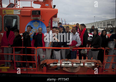 Malaga, Malaga, Spanien. 10 Okt, 2018. Migrantinnen und Migranten sind auf einem rettungsboot gesehen, da Sie an Bord bei Ihrer Ankunft am Hafen von Malaga. Spaniens Maritime Rescue Service 44 maghrebinischen Migrantinnen gerettet, die Mehrheit von ihnen warten, sind vom Rif an Bord eines Beiboot am Mittelmeer und brachte sie nach Malaga Hafen, von wo aus sie durch das Spanische Rote Kreuz unterstützt wurden. Credit: Jesus Merida/SOPA Images/ZUMA Draht/Alamy leben Nachrichten Stockfoto
