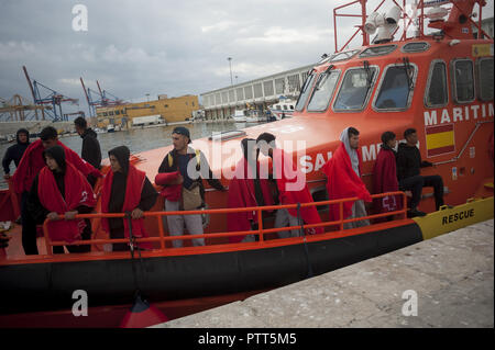 Malaga, Malaga, Spanien. 10 Okt, 2018. Migrantinnen und Migranten sind auf einem rettungsboot gesehen, da Sie an Bord bei Ihrer Ankunft am Hafen von Malaga. Spaniens Maritime Rescue Service 44 maghrebinischen Migrantinnen gerettet, die Mehrheit von ihnen warten, sind vom Rif an Bord eines Beiboot am Mittelmeer und brachte sie nach Malaga Hafen, von wo aus sie durch das Spanische Rote Kreuz unterstützt wurden. Credit: Jesus Merida/SOPA Images/ZUMA Draht/Alamy leben Nachrichten Stockfoto