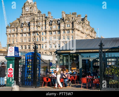 Waverley Bridge, Edinburgh, Schottland, Großbritannien, 10. Oktober 2018. UK Wetter: Die Leute sitzen in der warmen Sonne an Pflastertischen im Wetherspoon's Pub namens The Booking Office Stockfoto