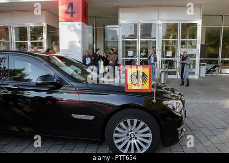 Frankfurt am Main, Deutschland. 10. Oktober 2018. Die Dienstwagen der Deutschen Präsident Frank-Walter Steinmeier (steht auf der Frankfurter Buchmesse. Die 70. Frankfurter Buchmesse 2018 ist die weltweit größte Buchmesse mit über 7.000 Ausstellern und über 250.000 erwarteten Besucher. Es ist geöffnet vom 10. bis zum 14. Oktober mit der letzten zwei Tage für die Öffentlichkeit geöffnet wird. Stockfoto