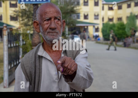 Oktober 10, 2018 - Baramulla, Jammu und Kaschmir, Indien - Ein älterer Mann gesehen seine Tinte Übersicht markierten Finger nach seiner Stimmabgabe im Wahllokal Sumbal während der Wahlen.. Zweite Phase der städtischen lokalen Körper (ULB) Wahlen in Jammu und Kaschmir. Sommer Hauptstadt des Indischen kontrollierten Kashmir, Srinagar. Dieser hatte den niedrigsten Umsatz der Wähler bei den Kommunalwahlen. (Bild: © idrees Abbas/SOPA Bilder über ZUMA Draht) Stockfoto