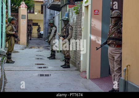 Oktober 10, 2018 - Srinagar, Jammu und Kaschmir, Indien - Indische Polizisten gesehen stehen auf der Hut vor einem verlassenen Wahllokal in Srinagar bei Wahlen.. Zweite Phase der städtischen lokalen Körper (ULB) Wahlen in Jammu und Kaschmir. Sommer Hauptstadt des Indischen kontrollierten Kashmir, Srinagar. Dieser hatte den niedrigsten Umsatz der Wähler bei den Kommunalwahlen. (Bild: © idrees Abbas/SOPA Bilder über ZUMA Draht) Stockfoto