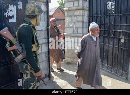 Oktober 10, 2018 - Baramulla, Jammu und Kaschmir, Indien - ein Kaschmirischen Wähler gesehen in einem Wahllokal seine Stimme bei den Wahlen Kaste.. Zweite Phase der städtischen lokalen Körper (ULB) Wahlen in Jammu und Kaschmir. Sommer Hauptstadt des Indischen kontrollierten Kashmir, Srinagar. Dieser hatte den niedrigsten Umsatz der Wähler bei den Kommunalwahlen. (Bild: © idrees Abbas/SOPA Bilder über ZUMA Draht) Stockfoto