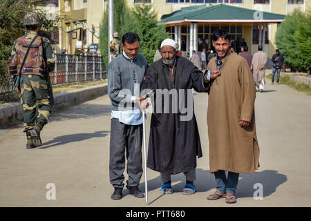 Oktober 10, 2018 - Baramulla, Jammu und Kaschmir, Indien - Männer gesehen, die Ghulam Hasan Mir (110 Jahr alt) Wähler in Sumbal nach seiner Stimmabgabe bei den Wahlen.. Zweite Phase der städtischen lokalen Körper (ULB) Wahlen in Jammu und Kaschmir. Sommer Hauptstadt des Indischen kontrollierten Kashmir, Srinagar. Dieser hatte den niedrigsten Umsatz der Wähler bei den Kommunalwahlen. (Bild: © idrees Abbas/SOPA Bilder über ZUMA Draht) Stockfoto