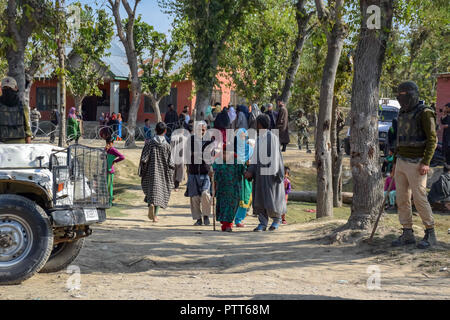 Oktober 10, 2018 - Baramulla, Jammu und Kaschmir, Indien - Wähler aus dem Wahllokal nach ihre Stimmabgabe bei den Wahlen.. Zweite Phase der städtischen lokalen Körper (ULB) Wahlen in Jammu und Kaschmir. Sommer Hauptstadt des Indischen kontrollierten Kashmir, Srinagar. Dieser hatte den niedrigsten Umsatz der Wähler bei den Kommunalwahlen. (Bild: © idrees Abbas/SOPA Bilder über ZUMA Draht) Stockfoto