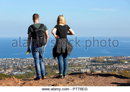 Edinburgh, Vereinigtes Königreich. 10. Oktober, 2018. Blick auf die Forth Estuary vom Gipfel des Arthurs Seat auf einer klaren sonnigen Tag. Quelle: Craig Brown/Alamy Leben Nachrichten. Stockfoto