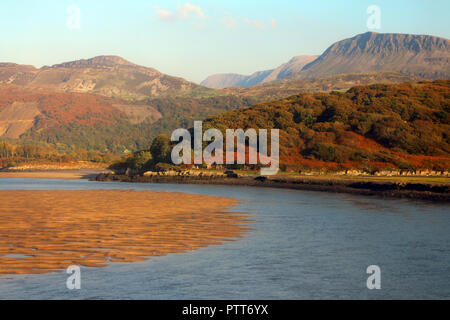 Mawddach Estuary, Gwynedd, Wales, UK. 10. Oktober, 2018. Herbst Sonne bringt 20 Grad Temperaturen zu West Wales, während der Herbst Farben über den Hügeln von Gwynedd - Tywyn, Wales, UK - John gilbey/Alamy Leben Nachrichten entwickeln Stockfoto