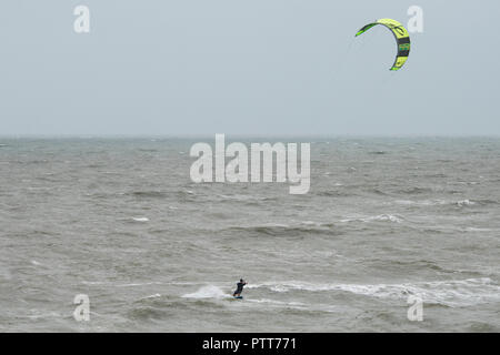 Redington Beach, Florida, USA., Mittwoch, 10.10.18, Wind Surfer, nutzt die hohe Winde, die vom Hurrikan Michael, Surfen von Redington Beach, Kredit: Peter SPURRIER/Alamy Leben Nachrichten erstellt Stockfoto