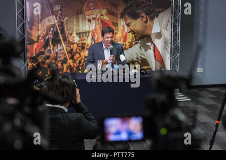 Sao Paulo, Brasilien. 10 Okt, 2018. 10 Oktober 2018, Brasilien, Sao Paulo: Fernando Haddad, Kandidat der Partei für das Amt des brasilianischen Vorsitz, spricht auf einer Pressekonferenz in São Paulo. Haddad auf seiner politischen Gegner, der ultra-rechten Bolsonaro, an der Aussprache beteiligen, bevor der Run-off bezeichnet. Credit: Warley Kenji/dpa/Alamy leben Nachrichten Stockfoto