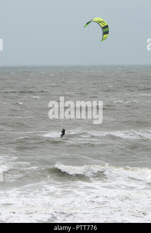 Redington Beach, Florida, USA., Mittwoch, 10.10.18, Hurricane Michael, ein Wind Surfer, nutzt die hohe Winde, die vom Hurrikan Michael, Kredit: Peter SPURRIER/Alamy Leben Nachrichten erstellt Stockfoto