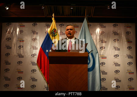 Caracas, Venezuela. 10 Okt, 2018. 10 Oktober 2018, Venezuela, Caracas: Tarek William Saab, Attorney General von Venezuela, auf einer Pressekonferenz auf dem Tod des inhaftierten oppositionellen Stadtrat Fernando Alban. Alban selbst tötete, der Generalstaatsanwalt sagte. Die Hohe Kommissarin der Vereinten Nationen für Menschenrechte und die EU haben auf der venezolanischen Regierung, den Tod der Opposition Abbildung zu untersuchen. Verwandte und Freunde von Alban Frage die offizielle Vertretung. Credit: Boris Vergara/dpa/Alamy leben Nachrichten Stockfoto