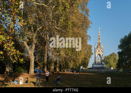 London, GB, 10. Oktober 2018: Londoner Genießen der ungewöhnlich warmen Herbst Wetter in Kensington Gardens. Credit: Auf Sicht Fotografische/Alamy leben Nachrichten Stockfoto