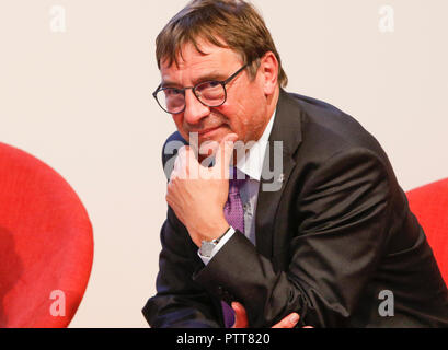 Frankfurt am Main, Deutschland. 10. Oktober 2018. Volker Jung, der Kirche Präsident (äquivalent zu einem Bischof) der Evangelischen Kirche in Hessen und Nassau wird dargestellt, zu einem Gespräch auf der Frankfurter Buchmesse über die Freiheit der Presse. Die 70. Frankfurter Buchmesse 2018 ist die weltweit größte Buchmesse mit über 7.000 Ausstellern und über 250.000 erwarteten Besucher. Es ist geöffnet vom 10. bis zum 14. Oktober mit der letzten zwei Tage für die Öffentlichkeit geöffnet wird. Quelle: Michael Debets/Alamy leben Nachrichten Stockfoto
