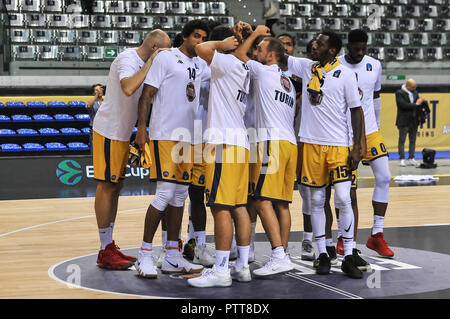 Turin, Italien. 10.Oktober 2018. Team FIAT Torino während der 7 Tage EuroCup 2018/19 basketball Match zwischen FIAT AUXILIUM TORINO PalaVela VS MORNAR BAR am 10. Oktober 2018 in Turin, Italien. Quelle: FABIO UDINE/Alamy leben Nachrichten Stockfoto