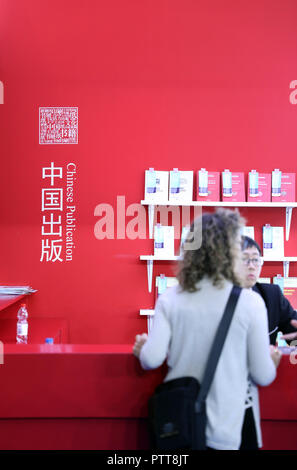 Frankfurt am Main, Deutschland. 10 Okt, 2018. Eine Frau besucht die chinesische Ausstellung auf der Frankfurter Buchmesse in Frankfurt, Deutschland, am Okt. 10, 2018. Die 2018 Frankfurter Buchmesse ist der internationalen Verlagsbranche größten Messe mit rund 286.000 Besuchern, über 4.000 Veranstaltungen. Credit: Luo Huanhuan/Xinhua/Alamy leben Nachrichten Stockfoto