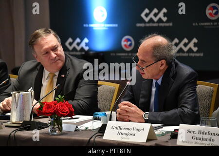 Washington, DC, USA. 10.Oktober 2018. Guillermo Vogel Hinojosa, Präsident der Nordamerikanischen Stahl Rat, rechts, Erläuterungen, als US-Außenministerin Mike Pompeo, Links, schaut während der USA-Mexiko CEO Dialog Vorträge im State Department, 10. Oktober 2018 in Washington, DC. Credit: Planetpix/Alamy leben Nachrichten Stockfoto