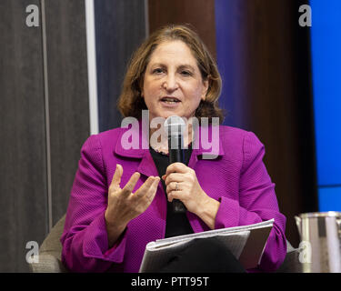 Washington, DC, USA. 10 Okt, 2018. RUTH MARCUS, Stellvertretender Redaktionsleiter - der Washington Post, in seiner Rede auf einer Veranstaltung mit dem Titel "Die vergessenen Amerikaner: Eine wirtschaftliche Agenda für einen geteilten Nation'' an der Brookings Institution in Washington, DC am 10. Oktober 2018. Quelle: Michael Brochstein/ZUMA Draht/Alamy leben Nachrichten Stockfoto