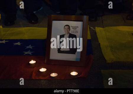 Madrid, Spanien. 10 Okt, 2018. Foto von Fernando Alban, Gegner der Chavista System in Venezuela, nachdem er durch die Bolivarianische Intelligence Service am Boden während der gebetswache gesehen verhaftet wurde getötet wurde. Vigil von Stadtrat Fernando AlbÃ¡n in Madrid von Venezolaner und Gegner der Chavista System in Madrid nach seinem Tod in der Bolivarischen National Intelligence Service in Caracas, während er für den angeblichen Verbrechen der angreifenden Präsident Nicolas Maduro festgehalten wird. Credit: Lito Lizana/SOPA Images/ZUMA Draht/Alamy leben Nachrichten Stockfoto