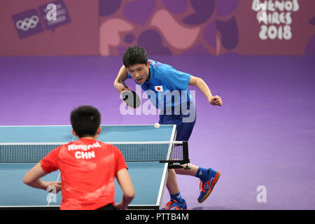 Buenos Aires, Argentinien. 10 Okt, 2018. Harimoto Tomokazu (Bis) Japans dient zur Wang Chuqin von China während der Herren Einzel Tischtennis Gold Medal match Im Sommer 2018 Youth Olympic Games in Buenos Aires, Argentinien, am Okt. 10, 2018. Harimoto Tomokazu verloren 1-4. Credit: Li Ming/Xinhua/Alamy leben Nachrichten Stockfoto