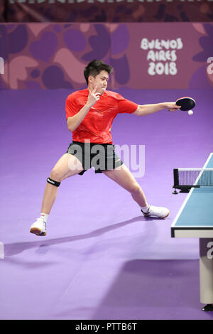 Buenos Aires, Argentinien. 10 Okt, 2018. Wang Chuqin von China wieder Harimoto Tomokazu von Japan während der Männer singles Gold Medal match Tischtennis Event im Sommer 2018 Youth Olympic Games in Buenos Aires, Argentinien, am 10. Oktober 2018. Wang Chuqin gewann 4-1 das Gold zu gewinnen. Credit: Li Ming/Xinhua/Alamy leben Nachrichten Stockfoto