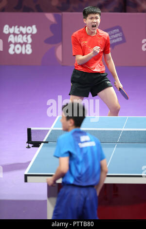 Buenos Aires, Argentinien. 10 Okt, 2018. Wang Chuqin China reagiert während der Herren Einzel Tischtennis Gold Medal Match gegen Harimoto Tomokazu von Japan im Sommer 2018 Youth Olympic Games in Buenos Aires, Argentinien, am Okt. 10, 2018. Wang Chuqin gewann 4-1. Credit: Li Ming/Xinhua/Alamy leben Nachrichten Stockfoto