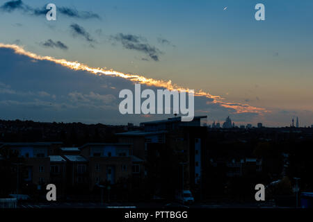 London, Großbritannien. 11. Okt 2018. UK Wetter: Wolken über die Londoner Kredite unterteilt: Amanda Rose/Alamy leben Nachrichten Stockfoto