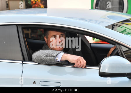 London, Großbritannien. 11. Okt 2018. Jeremy Hackett startet Wolle Woche 2018 durch Enthüllung Wolle Pflege Installation im Herzen von Covent Garden Piazza, London, UK. 11. Oktober 2018. Bild Capital/Alamy leben Nachrichten Stockfoto