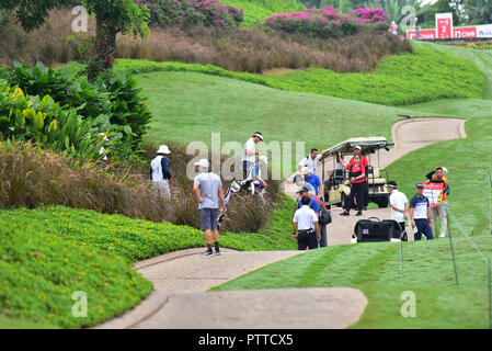 Kuala Lumpur, Malaysia. 11. Okt 2018. Golfspieler verlieren den Ball in der 1. Runde der CIMB Klassiker 2018 an TPC KUALA LUMPUR, Kuala Lumpur, Malaysia, am 11. Oktober 2018. (Foto durch Masuti) Credit: Ali Mufti/Alamy leben Nachrichten Stockfoto