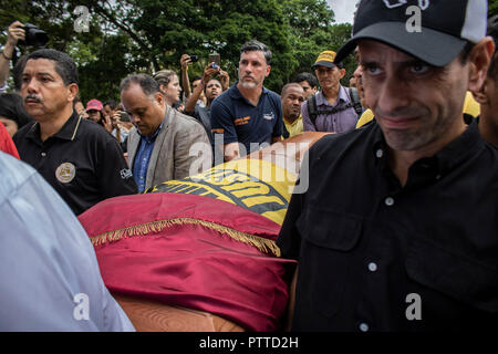 Caracas, Venezuela. 10 Okt, 2018. Henrique Carpiles (r), ex-Gouverneur von Miranda, trägt den Sarg der Opposition Stadtrat Fernando Alban. Nach Angaben des Innenministeriums, Alban war aus einem Fenster des Sebin Secret Service Hauptsitz in Caracas sprang. Die Hohe Kommissarin der Vereinten Nationen für Menschenrechte und die EU haben auf der venezolanischen Regierung, den Tod der Rat der Stadt zu untersuchen. Credit: Rayner Pena/dpa/Alamy leben Nachrichten Stockfoto