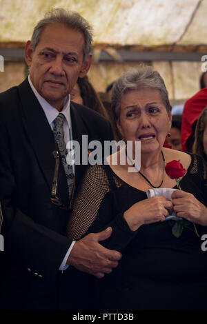 Caracas, Venezuela. 10 Okt, 2018. Amparo Salazar, Mutter der Opposition Ratsmitglied Fernando Alban, schreit bei seiner Beerdigung. Nach Angaben des Innenministeriums, Alban war aus einem Fenster des Sebin Secret Service Hauptsitz in Caracas sprang. Die Hohe Kommissarin der Vereinten Nationen für Menschenrechte und die EU haben auf der venezolanischen Regierung, den Tod der Rat der Stadt zu untersuchen. Credit: Rayner Pena/dpa/Alamy leben Nachrichten Stockfoto