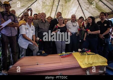 Caracas, Venezuela. 10 Okt, 2018. Amparo Salazar (5.v. r.), der Mutter der Opposition Ratsmitglied Fernando Alban, schreit bei seiner Beerdigung. Nach Angaben des Innenministeriums, Alban war aus einem Fenster des Sebin Secret Service Hauptsitz in Caracas sprang. Die Hohe Kommissarin der Vereinten Nationen für Menschenrechte und die EU haben auf der venezolanischen Regierung, den Tod der Rat der Stadt zu untersuchen. Credit: Rayner Pena/dpa/Alamy leben Nachrichten Stockfoto