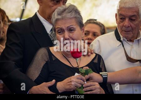 Caracas, Venezuela. 10 Okt, 2018. Amparo Salazar, Mutter der Opposition Ratsmitglied Fernando Alban, schreit bei seiner Beerdigung. Nach Angaben des Innenministeriums, Alban war aus einem Fenster des Sebin Secret Service Hauptsitz in Caracas sprang. Die Hohe Kommissarin der Vereinten Nationen für Menschenrechte und die EU haben auf der venezolanischen Regierung, den Tod der Rat der Stadt zu untersuchen. Credit: Rayner Pena/dpa/Alamy leben Nachrichten Stockfoto