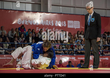 Buenos Aires, Buenos Aires, Argentinien. 10 Okt, 2018. Finale der Gemischten Internationalen judo Mannschaften. Die italienische Toniolo Veronica (blau), Mitglied des Team Peking Gewinner der Goldmedaille, steht dem Mitglied der Athen Team, Gewinner der Silbermedaille, die judoka von Madagaskar Andriamifehy Mireille Credit: Roberto Almeida Aveledo/ZUMA Draht/Alamy leben Nachrichten Stockfoto