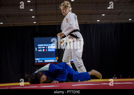 Buenos Aires, Buenos Aires, Argentinien. 10 Okt, 2018. Finale der gemischte Teams von International Judo. Die mexikanische Pecha Itzel (Blau), Mitglied des Team Peking, Gewinner der Goldmedaille, Gesichter der Athener team Fighter, Gewinner der Silbermedaille, die Niederländische Visser Marin Credit: Roberto Almeida Aveledo/ZUMA Draht/Alamy leben Nachrichten Stockfoto