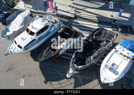 11 Oktober 2018, Baden-Wuerttemberg, Kressbronn: Fünf Motoryachten durch Brand beschädigt stehen auf Metall unterstützt in der Marina Ultramarin in Kressbronn am Bodensee (Luftbild mit einer Drohne). Foto: Felix Kästle/dpa Stockfoto