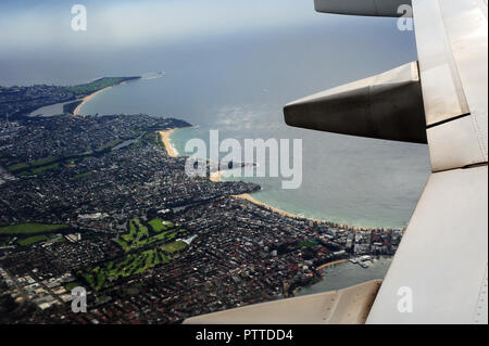 Sydney, Australien. 14 Apr, 2018. Blick aus dem Flugzeug auf die Küste und die Teile von Sydney beim Landeanflug auf 14.04.2018 | Verwendung der weltweiten Kredit genommen: dpa/Alamy leben Nachrichten Stockfoto
