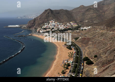 Mit hellen Sand aus der Sahara die Playa de Las Teresitas in der Nähe des Dorfes San Andres in der Nähe von der Hauptstadt Santa Cruz auf der Kanaren Insel Teneriffa, wurde am 24.09. 2018. In den siebziger Jahren wurden Tausende Tonnen hellgelben Sahara sand gekarrt wurden mit dem Boot und gefüllt hier oben. Daher ist die ca. 500 Meter lange Strand ist auch sehr flach. Für karibisches Flair auf dem sonst von dunklem Lavasand vulkanische Insel charakterisiert sind auch besonders gepflanzten Palmen. | Verwendung weltweit Stockfoto