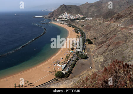 Mit hellen Sand aus der Sahara die Playa de Las Teresitas in der Nähe des Dorfes San Andres in der Nähe von der Hauptstadt Santa Cruz auf der Kanaren Insel Teneriffa, wurde am 24.09. 2018. In den siebziger Jahren wurden Tausende Tonnen hellgelben Sahara sand gekarrt wurden mit dem Boot und gefüllt hier oben. Daher ist die ca. 500 Meter lange Strand ist auch sehr flach. Für karibisches Flair auf dem sonst von dunklem Lavasand vulkanische Insel charakterisiert sind auch besonders gepflanzten Palmen. | Verwendung weltweit Stockfoto