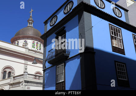 La Laguna, Spanien. 20 Sep, 2018. Historisches Gebäude in La Laguna, der ehemaligen Hauptstadt der Kanarischen Insel Teneriffa, fotografiert am 20.09.2018. Im Hintergrund ein Teil der Dom (Kathedrale von San Cristobal de La Laguna). Im Jahre 1496 gegründet, ist die Stadt behielt den Status von Teneriffas Hauptstadt bis 1822 und wurde auch die geistige und politische Zentrum der Insel, bis sie schließlich von Santa Cruz de Tenerife entfernt wurde. | Verwendung der weltweiten Kredit: dpa/Alamy leben Nachrichten Stockfoto