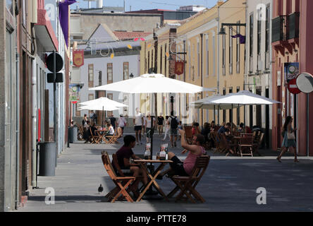 La Laguna, Spanien. 20 Sep, 2018. Fussgangerzone mit gemütlichen Cafés in der Altstadt von La Laguna, der ehemaligen Hauptstadt der Kanarischen Insel Teneriffa, am 20.09.2018. Im Jahre 1496 gegründet, ist die Stadt (San Cristobal de La Laguna) erhalten den Status von Teneriffas Hauptstadt bis 1822 und wurde auch das geistige und politische Zentrum der Insel, bis sie schließlich von Santa Cruz de Tenerife entfernt wurde. | Verwendung der weltweiten Kredit: dpa/Alamy leben Nachrichten Stockfoto