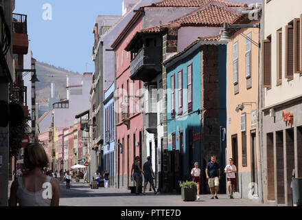 La Laguna, Spanien. 20 Sep, 2018. Fußgängerzone in der Altstadt von La Laguna, der ehemaligen Hauptstadt der Kanarischen Insel Teneriffa, am 20.09.2018. Im Jahre 1496 gegründet, ist die Stadt (San Cristobal de La Laguna) erhalten den Status von Teneriffas Hauptstadt bis 1822 und wurde auch das geistige und politische Zentrum der Insel, bis sie schließlich von Santa Cruz de Tenerife entfernt wurde. | Verwendung der weltweiten Kredit: dpa/Alamy leben Nachrichten Stockfoto