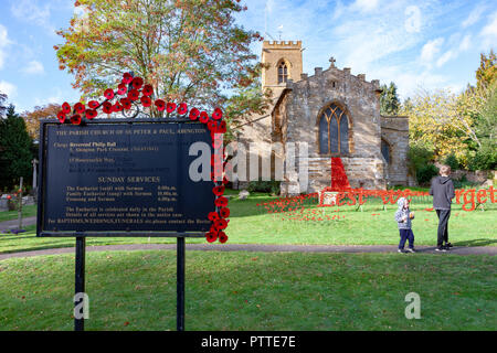 Northampton. Großbritannien 11. Oktober 2018, ein poppiger Anzeige heute Morgen an St. Peter und Paul Kirche in Abington Park, es wird die Anzeige für einen Monat bis zum Armistice Day (Spenden-infos Sonntag}. Credit: Keith J Smith./Alamy leben Nachrichten Stockfoto