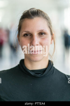 11 Oktober 2018, Hessen, Frankfurt Main: Der Schweizer Autor Gianna Molinari steht mit ihrem Buch in der Hand auf der Frankfurter Buchmesse. Größte Buch der Welt zeigen, dauert bis zum 14. Oktober 1999 statt. Foto: Frank Rumpenhorst/dpa Stockfoto