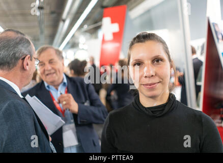 11 Oktober 2018, Hessen, Frankfurt Main: Schweizer Autor Gianna Molinari werden auf dem Stand des Schweizer Buchhändler- und Verlegerverband (SBVV) auf der Frankfurter Buchmesse sein. Größte Buch der Welt zeigen, dauert bis zum 14. Oktober 1999 statt. Foto: Frank Rumpenhorst/dpa Stockfoto