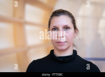 11 Oktober 2018, Hessen, Frankfurt Main: Der Schweizer Autor Gianna Molinari steht mit ihrem Buch in der Hand auf der Frankfurter Buchmesse. Größte Buch der Welt zeigen, dauert bis zum 14. Oktober 1999 statt. Foto: Frank Rumpenhorst/dpa Stockfoto